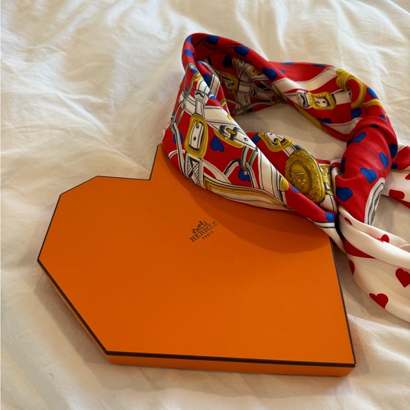 Elegant Authentic Hermès Scarf - Picture 9 of 11